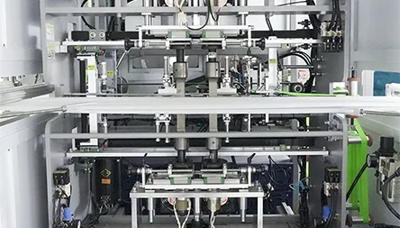 <p>The automatic integration ultrasonic handle sealing device adopts PLC motion control and a touch-screen man-machine interface, with easy operation and auto-stop when there is no material. Handle feeding and length are fixed by a stepping motor; high stability, handle attaching speed up to 75 pcs/min.</p>
