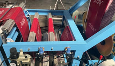 <p>Feeding and computer length fixed by stepping motor, photocell eye tracking, bottom and side gusset making, and the side sealing of T-shirt bag by ultrasonic.</p>
