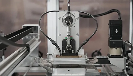 <p>The creasing part moves back and forth with intelligent position adjustment. Driving the air knives to roll left and right can make finished bags more dimensional. Multifunctional mold, ultrasonic welding.</p>
