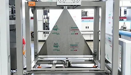 <p>Non-woven fabric cross-folding device with easy adjustment, which makes the bag mouth neat even without moving the whole machine.</p>
