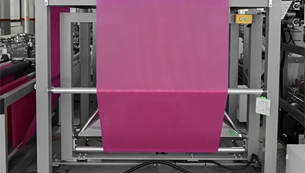 <p>Non-woven fabric cross-folding device with easy adjustment, keeping the bag mouth neat even without moving the whole machine.</p>
