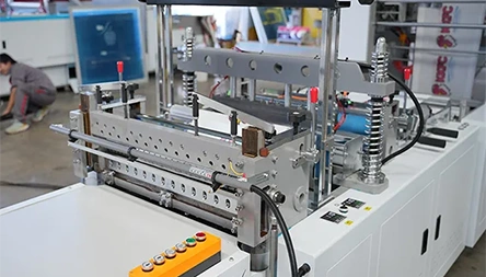 <p>The function of the bag is sealing, cutting, and collecting. Adjustable photoelectric sensor for printing color mark tracking, and a durable cold cutter.</p>
