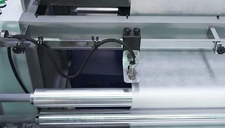 <p>Non-woven fabric cross-folding device with easy adjustment, making the bag mouth neat, even without moving the whole machine.</p>
