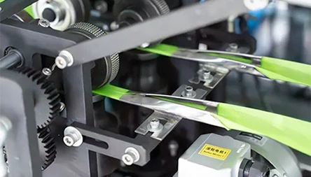 <p>The automatic integration ultrasonic handle sealing device adopts PLC motion control and touch screen man-machine interface, easy operation, and auto stop when there is no material. Handle feeding and length fix by stepping motor, high stability, handle attaching speed up to 75 pcs/min.</p>
