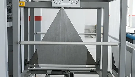 <p>Non-woven fabric cross-folding device, easy adjustment, which makes the bag mouth neat, even without moving the whole machine.</p>
