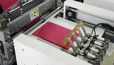 <p>Online auto punching, Clamping bag, mould stamping intoT-shirtbag.</p>
