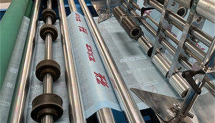 <p>Photoelectric tracking, automatic web correction and magnetic-powder tension control help maintain stable material feeding. The unit can also complete opening-edge folding and ultrasonic sealing according to the required bag structure.</p>
