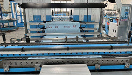 <p>The cross-cutting unit uses a wear-resistant cutting blade to produce clean, consistent edges. Finished pieces are then counted and collected for the next bag-forming or sealing process.</p>
